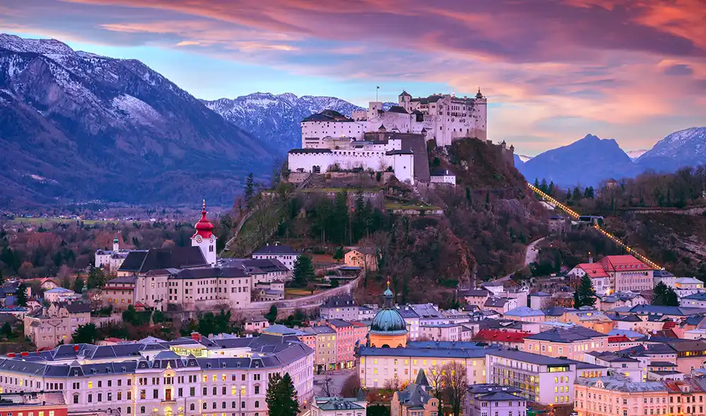 Blick auf die Festung Hohensalzburg über der Salzburger Altstadt, einer der Orte für Landventure-Missionen
